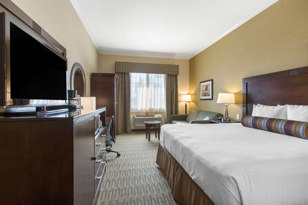 King Room - Non-Smoking interior